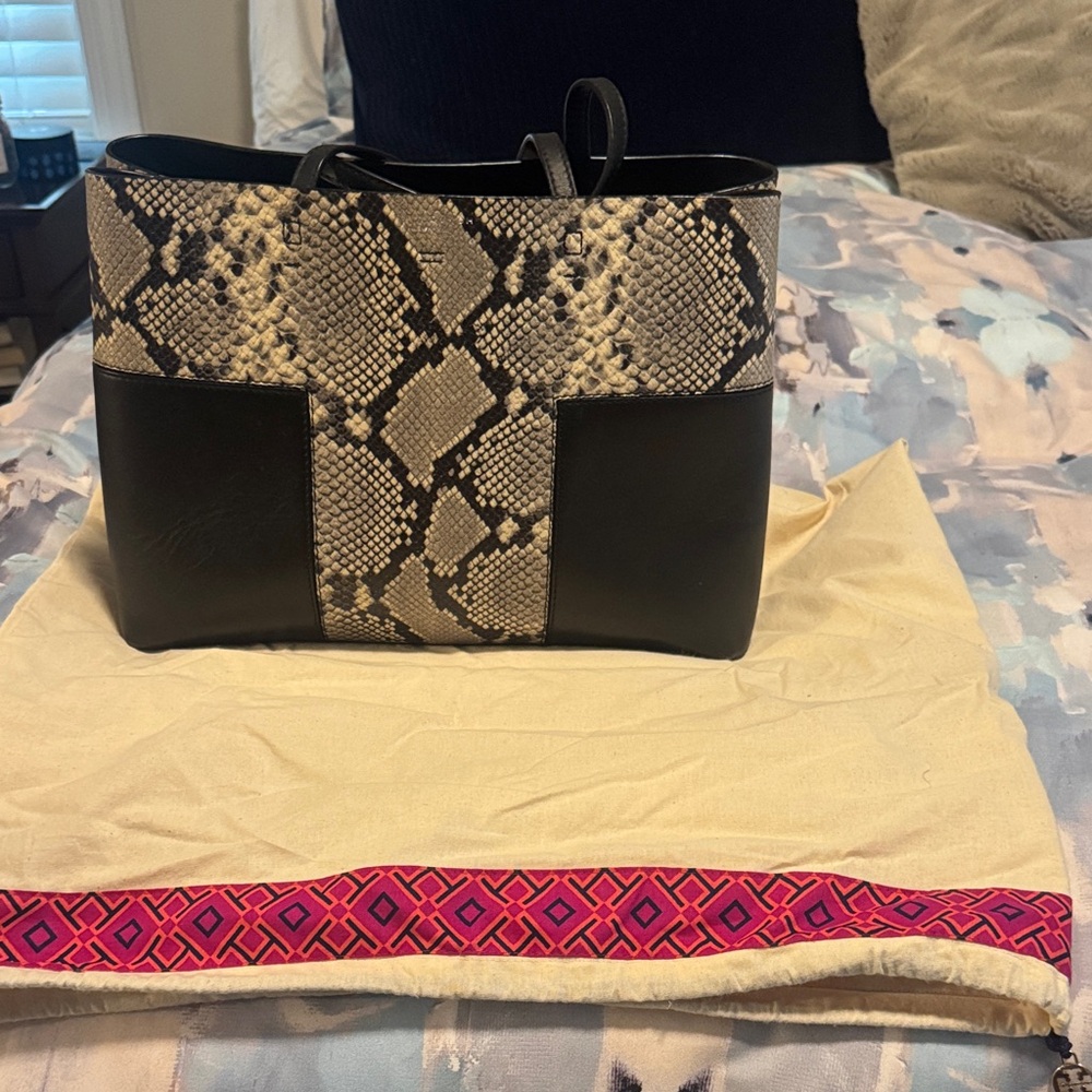 Tory Burch EUC Black and Snake Print Women's Bag